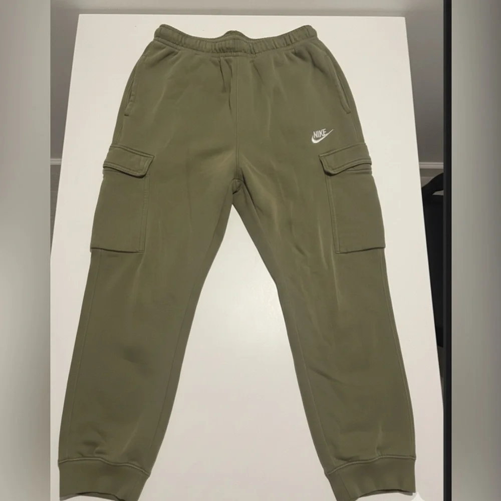 Nike Men's Green Cargo Joggers - Picture 2 of 5